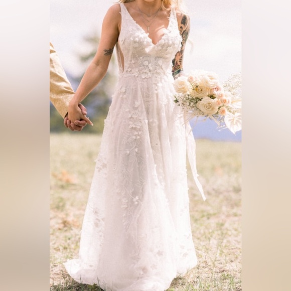 Dalaarna Tenille Ivory Wedding Dress - Picture 3 of 12